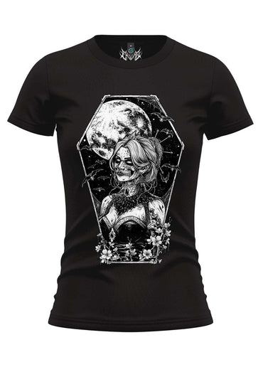 Schwarzes damen t-shirt mit detailliertem weißem grafikdruck eines geheimnisvollen goth girl sarg mit fledermäusen und dunkler kunst