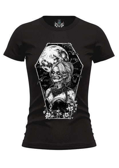 Enges T-Shirt für schwarze Frauen mit einem detaillierten weißen Grafikmotiv einer skelettierten Frau in einem Sarg mit Fledermäusen und Blumen, vor einem Hintergrund eines Vollmonds.