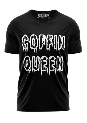 Schwarzes kurzärmliges T-Shirt mit weißem Text „Coffin Queen“ in einer tropfenden, gotischen Schriftart.