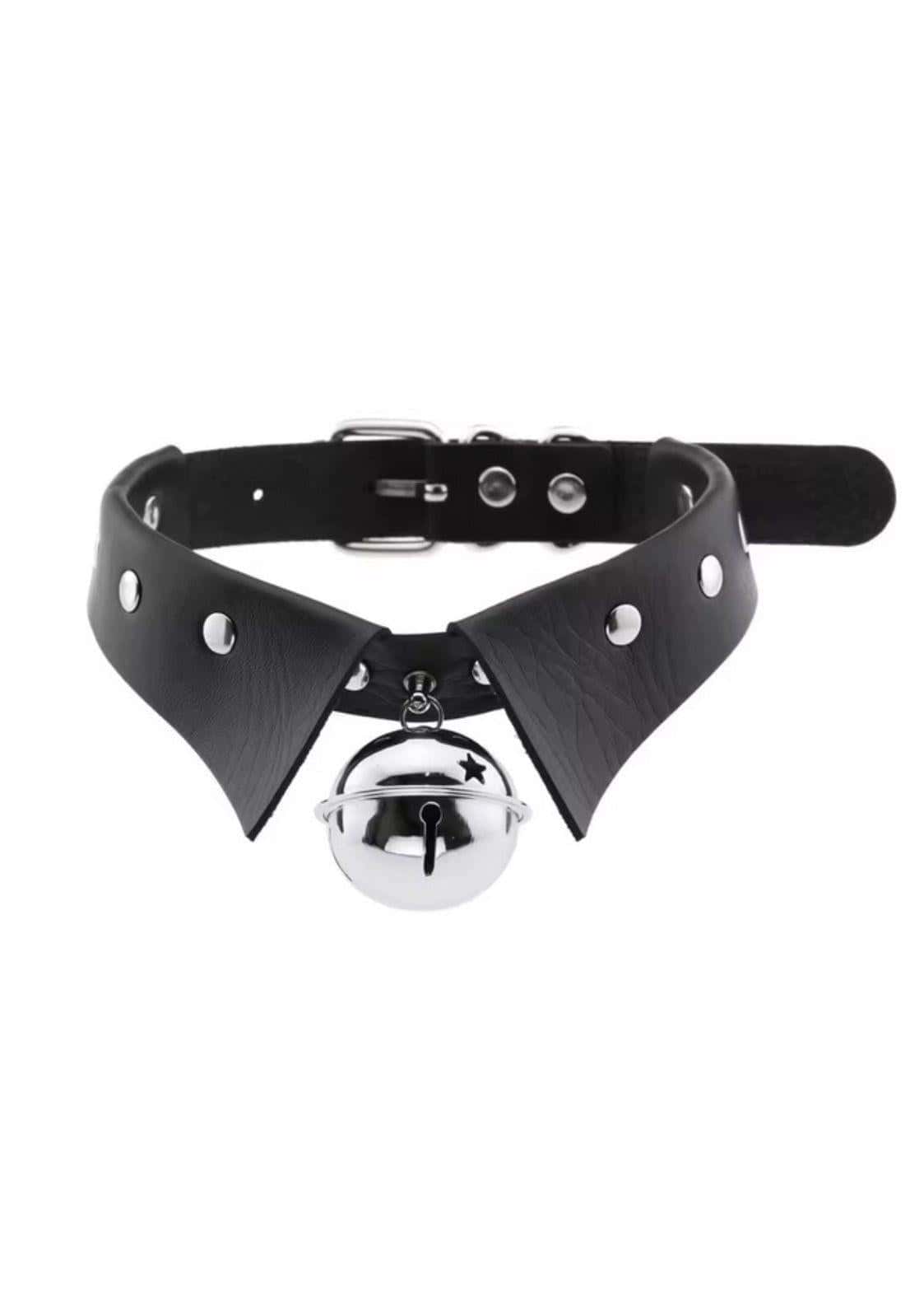 Schwarze faux leather spike slave choker mit silbernen nieten und hängender metallglocke