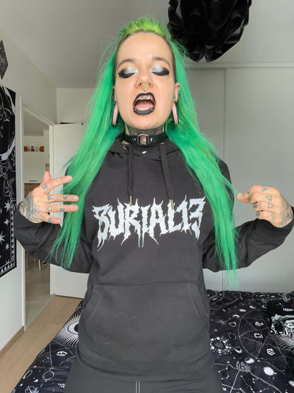 Schwarzer hoodie mit weißem confessional burial 13 schriftzug in gothic horror stil