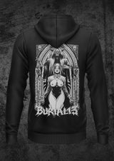 Schwarzer Kapuzenpullover mit weißem Grafikdruck auf dem Rücken, der einen gehörnten Dämon und eine spärlich bekleidete Nonne zeigt.