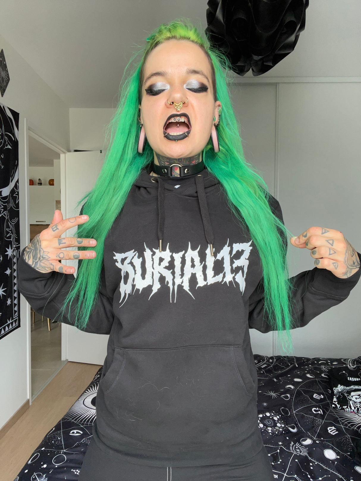 Schwarzer Hoodie mit weißem Text.