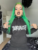 Schwarzer Hoodie mit weißem Text.