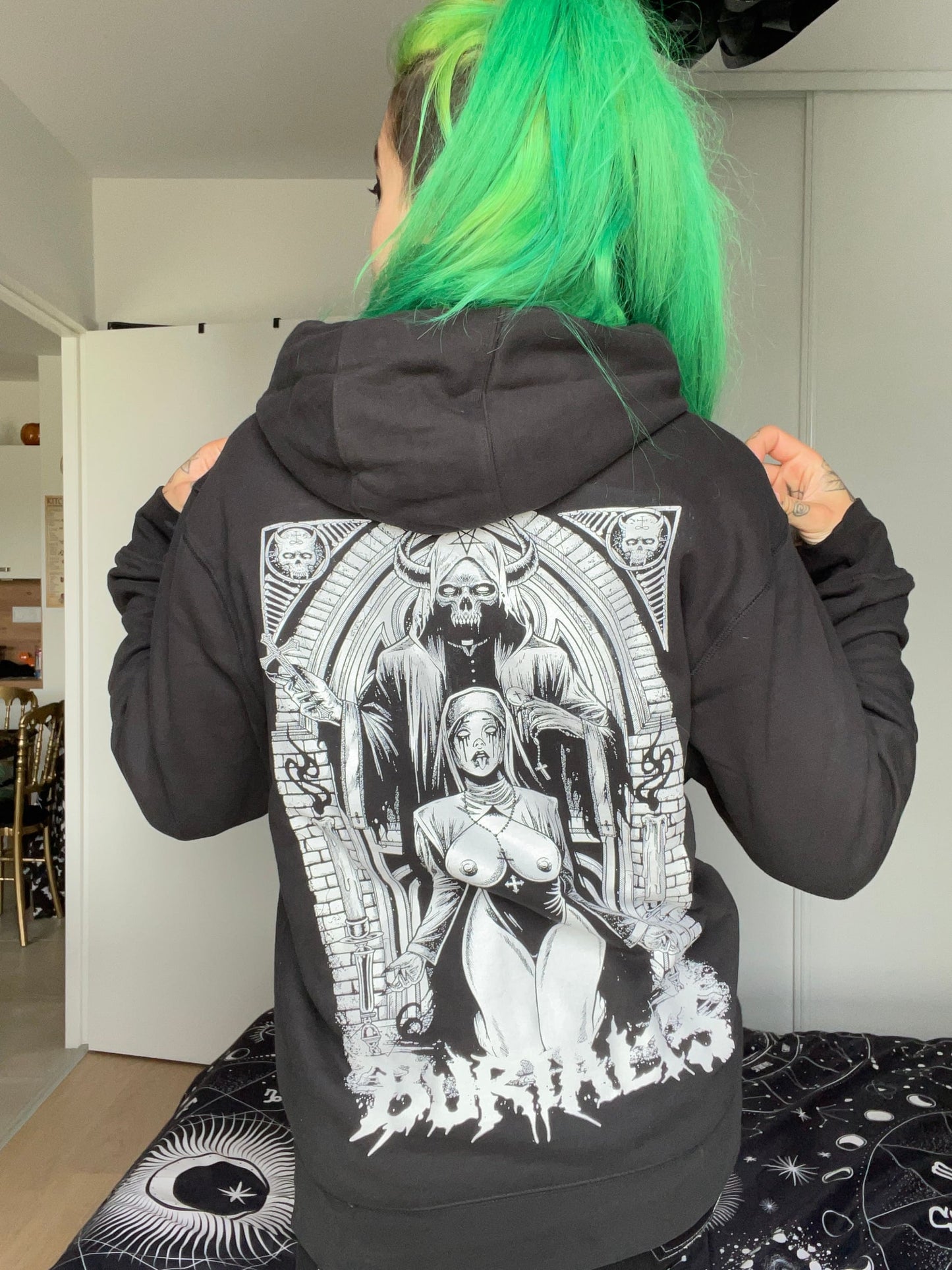 Schwarzer Hoodie mit grafischem Aufdruck.