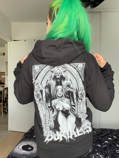 Schwarzer Hoodie mit grafischem Aufdruck.