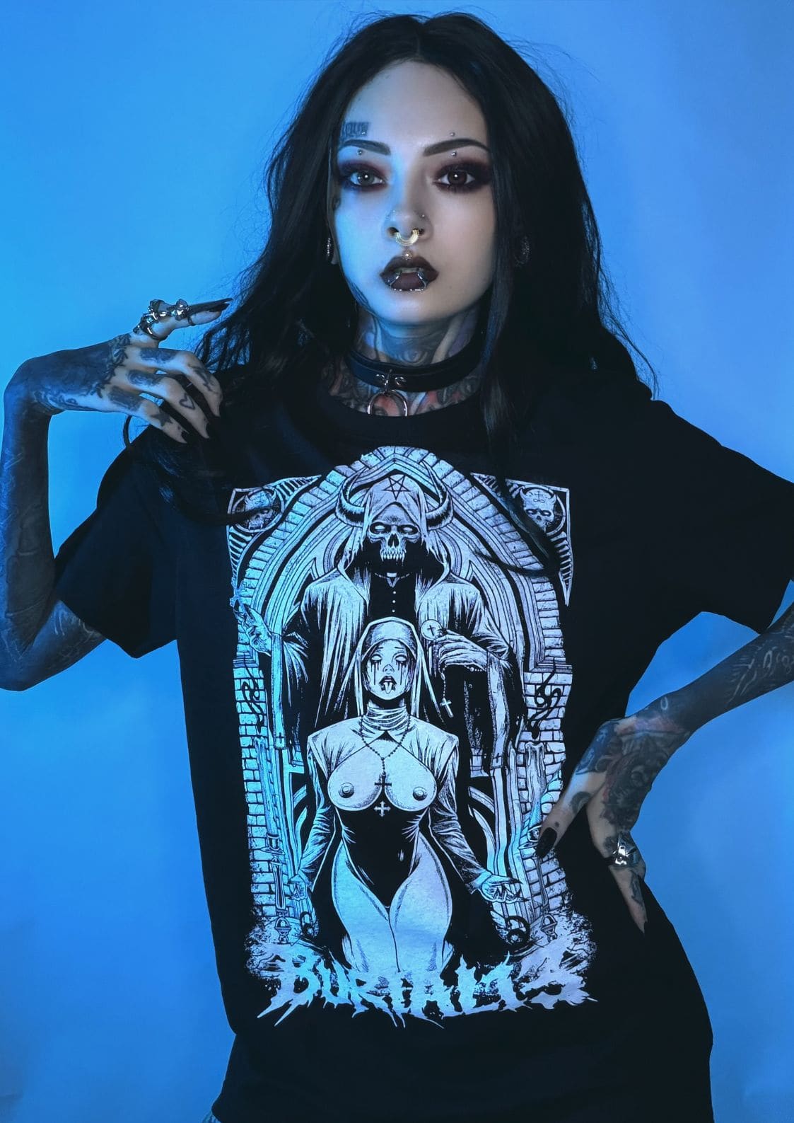 Schwarzes Grafik-T-Shirt mit einer detaillierten Schwarz-Weiß-Illustration einer Skelettfigur und einer Nonne, mit dem Wort ‚burial‘ in stilisierten weißen Buchstaben am unteren Rand.