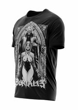Schwarzes T-Shirt mit gotischem Design, das eine Frau und zwei Figuren in einem Bogen zeigt, ’burial13’’ Logo am unteren Rand.