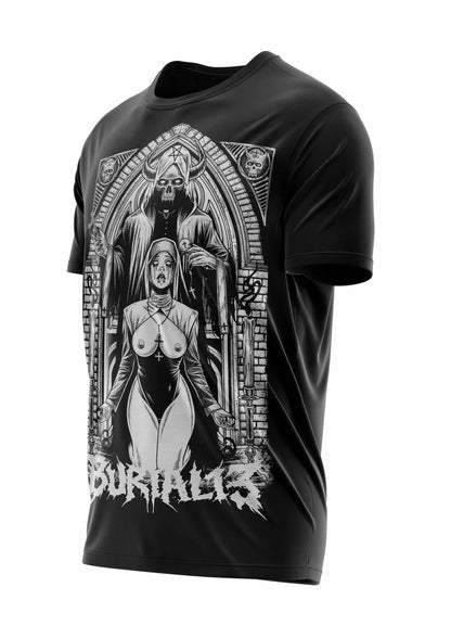 Schwarzes T-Shirt mit gotischem Design, das eine Frau und zwei Figuren in einem Bogen zeigt, ’burial13’’ Logo am unteren Rand.