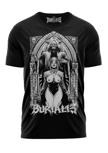 Schwarzes T-Shirt mit gotischem Design, das eine Frau und zwei Figuren in einem Bogen zeigt.