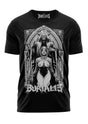 Schwarzes T-Shirt mit gotischem Design, das eine Frau und zwei Figuren in einem Bogen zeigt.