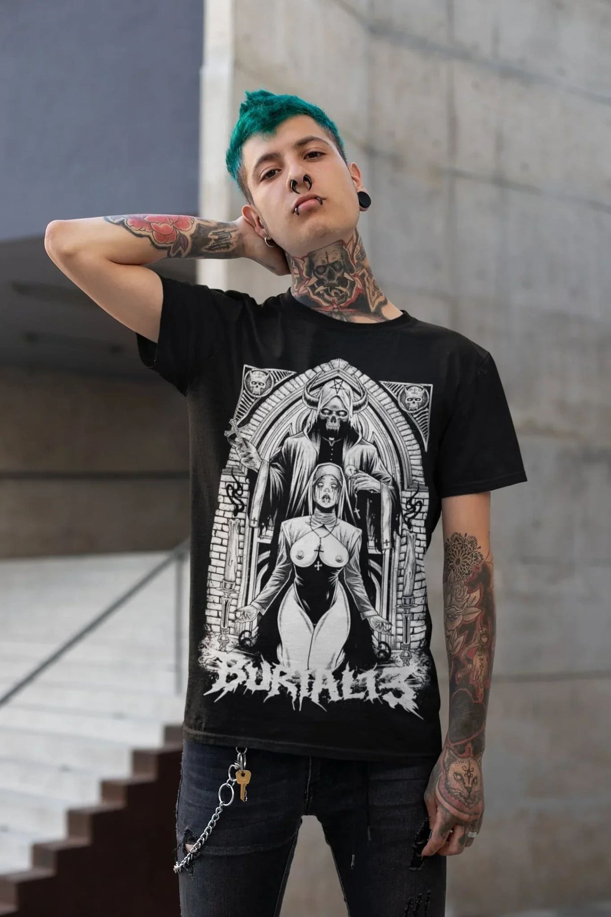 Schwarzes T-Shirt mit grafischem Design einer Frau und dem Text ’burialis’ in Weiß.