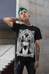 Schwarzes T-Shirt mit grafischem Design einer Frau und dem Text ’burialis’ in Weiß.