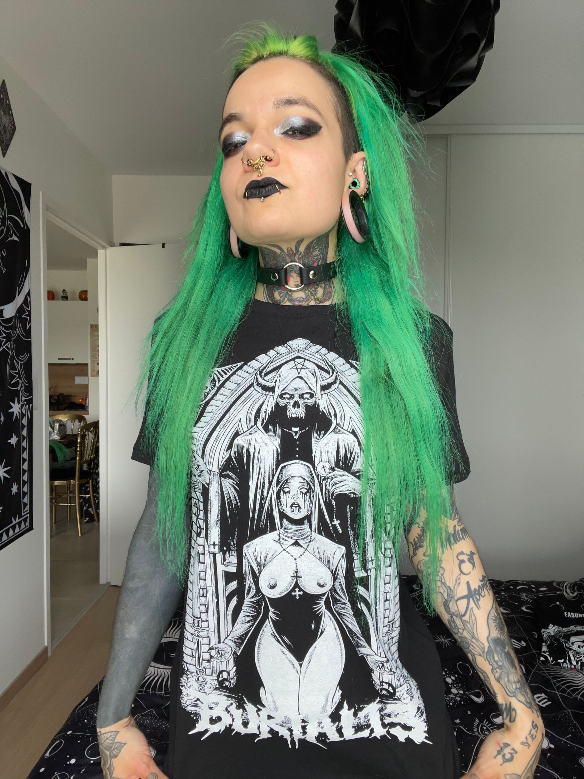 Schwarzes T-Shirt mit einer Gothic-Grafik.
