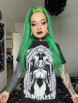 Schwarzes T-Shirt mit einer Gothic-Illustration.