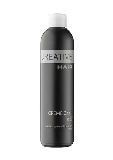 Eine schlanke schwarze flasche kreative haarcreme entwickler h2o2 creme oxyd 3 % mit weißem deckel und silbernem etikett