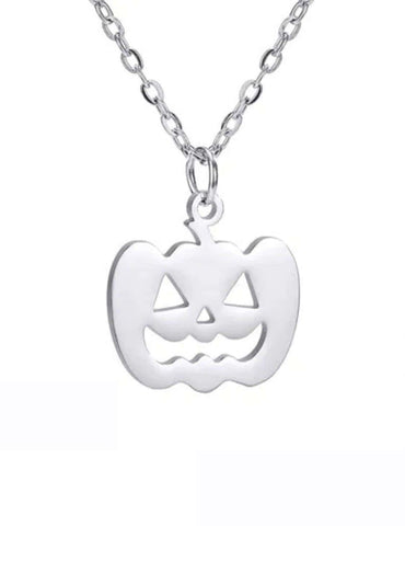 Silberne kette mit gruseligem kürbis anhänger in form eines klassischen jack o lantern gesichts für individuellen stil