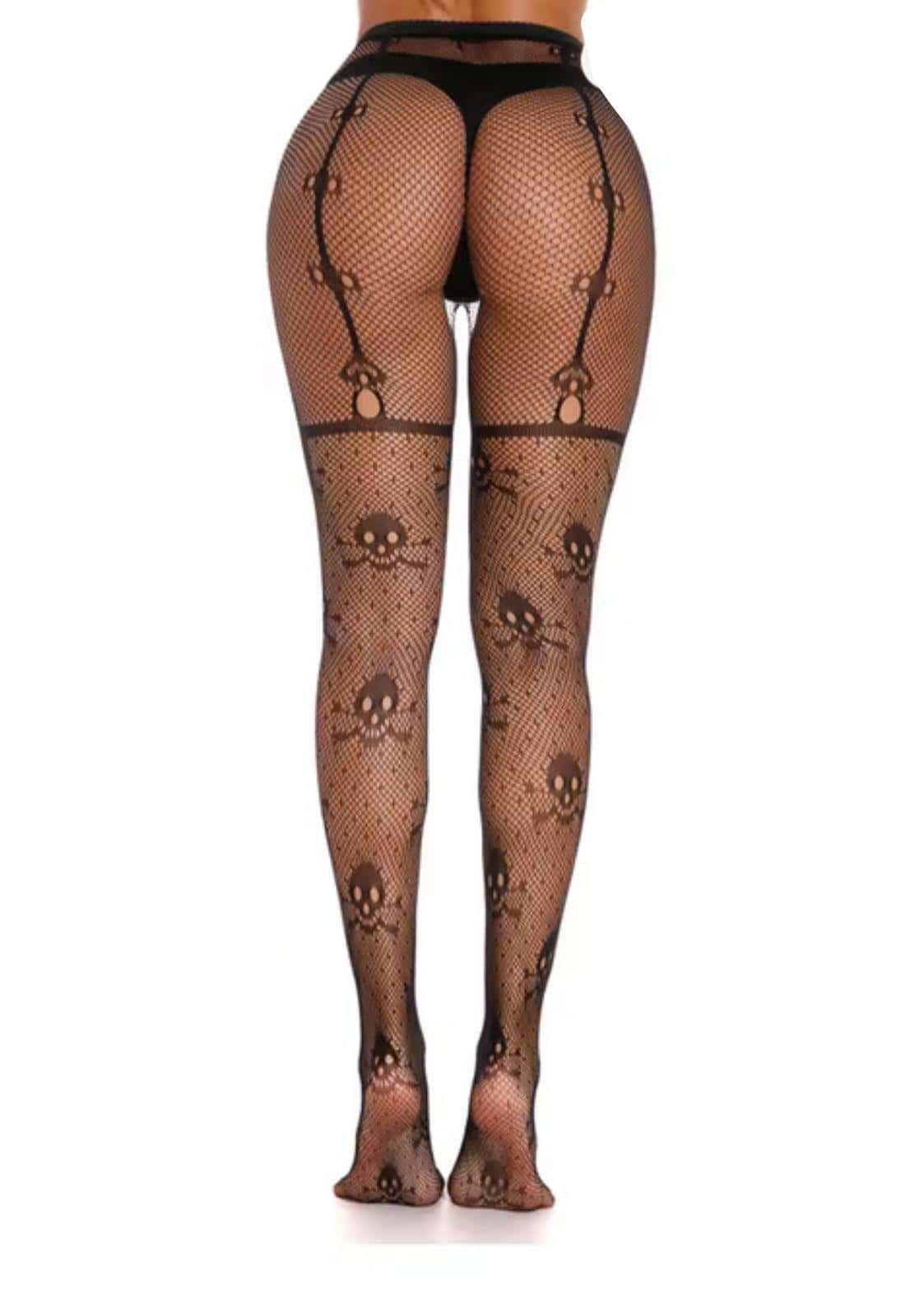 Schwarze fischnetzstrümpfe mit geometrischem cutout in gotischem stil und crossbones-motiv
