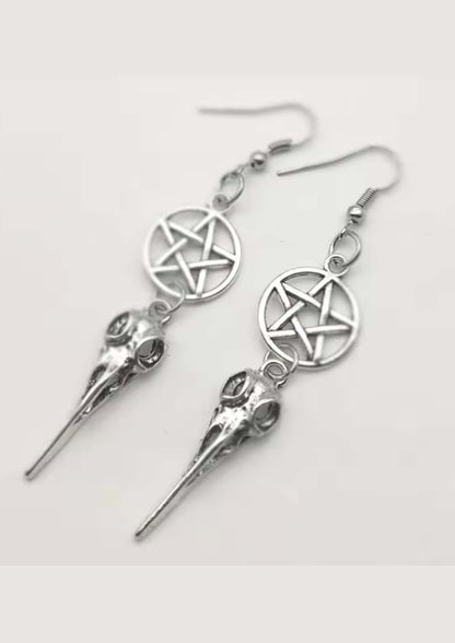 Silberne crow pentagram ohrringe mit pentagramm charm und detailliertem vogel schädel anhänger im gothic horror stil