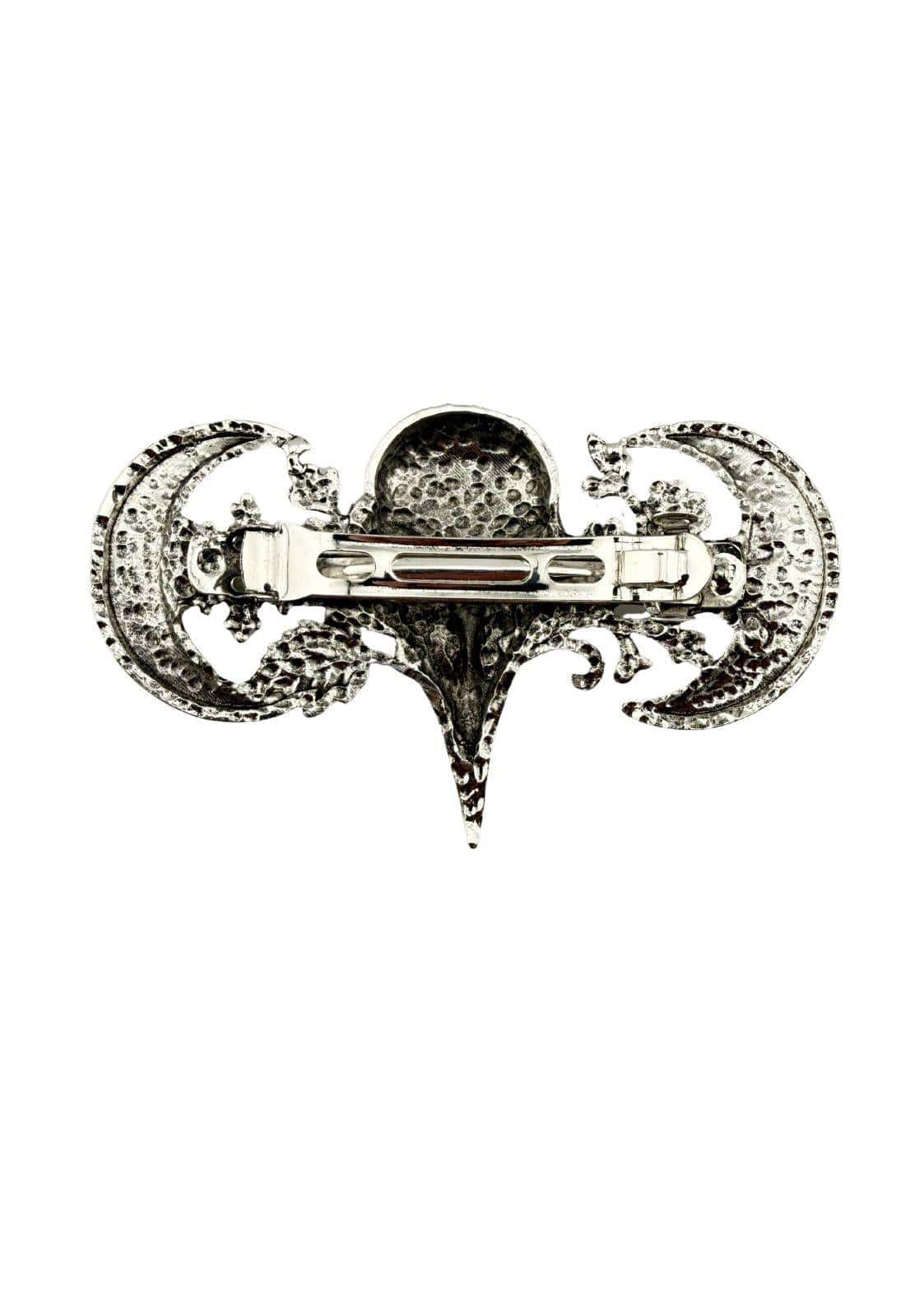 Silberfarbene gothische haarklammer mit crow skull motiv und monddetails für gothic kleidung und horror styles
