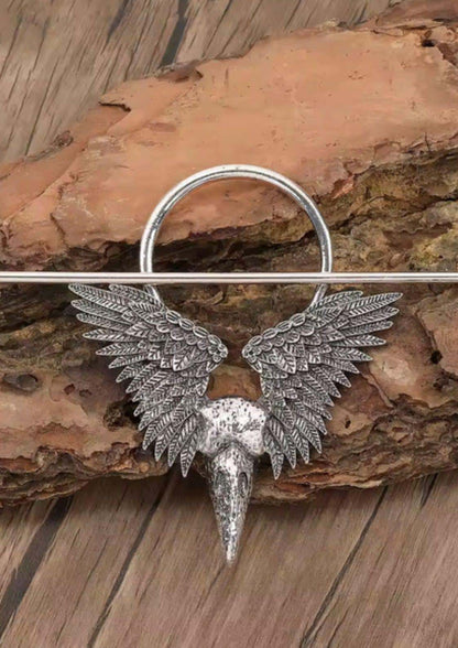 Silberner gothic haarklammer mit crow skull und detaillierten flügeln in metallischer optik für besondere anlässe