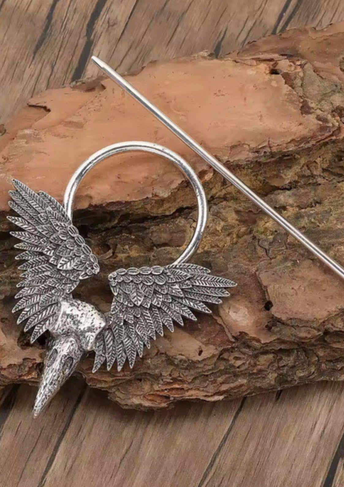 Silberner gothic haarklammer crow skull mit flügeln und filigranen federn ideal für besondere anlässe