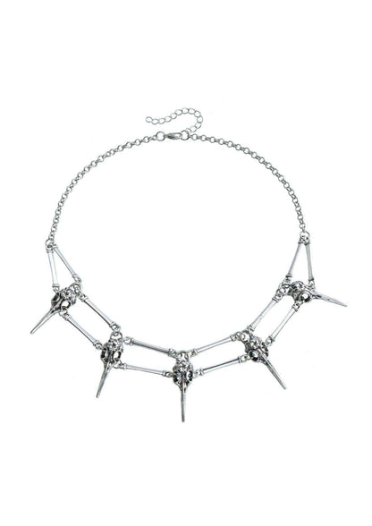 Silberne metallische choker halskette mit schädel offener mund und stacheln in dunkler ästhetik crow skulls chain