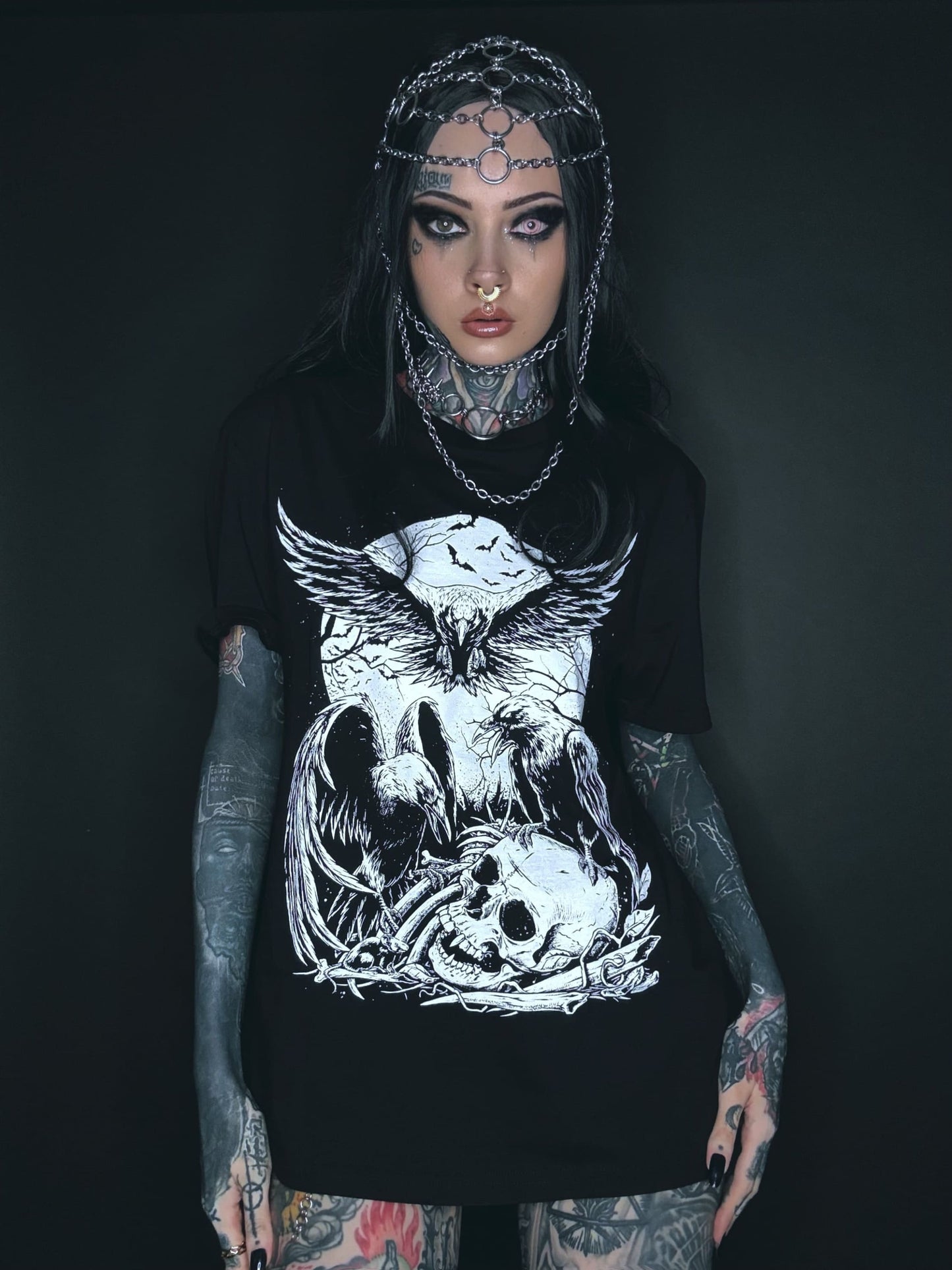 Schwarzes T-Shirt mit Totenkopf und Rabengrafik.