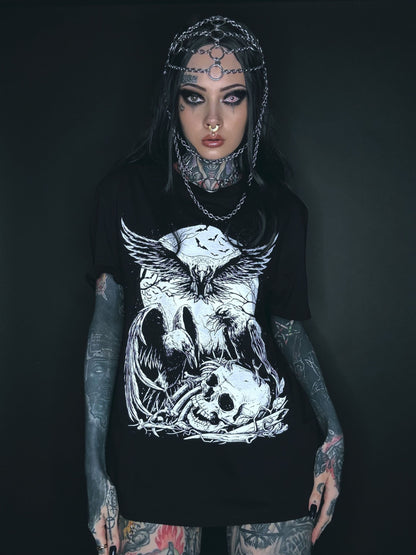 Schwarzes T-Shirt mit Totenkopf und Rabengrafik.