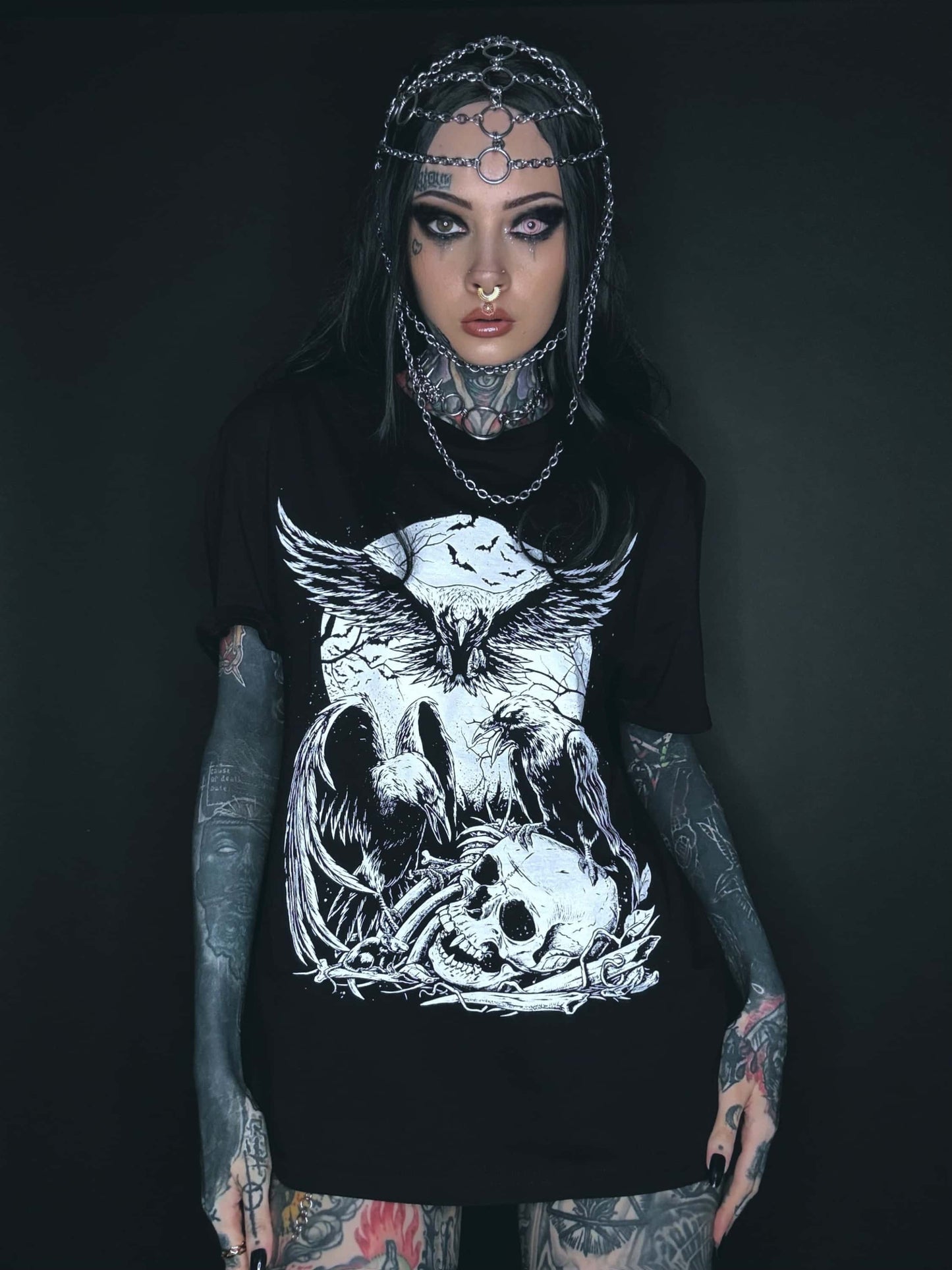 Schwarzes gothic shirt mit weißem horror grafikdesign einer eule auf schädel umgeben von raben und dornen