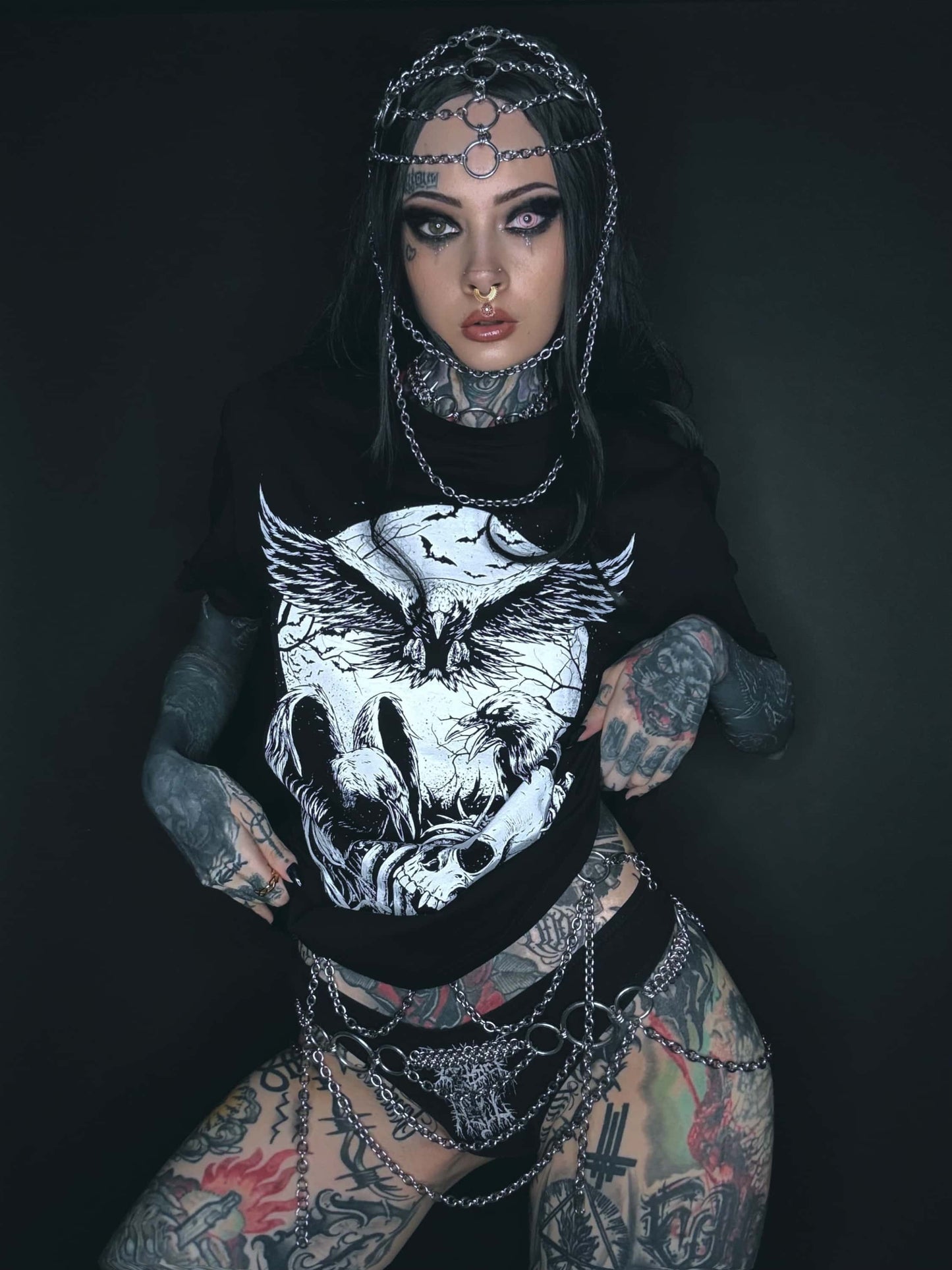 Schwarzes gothic t-shirt mit detailliertem weißen horror grafik eines eulenschädels mit ausgebreiteten flügeln crows shirt