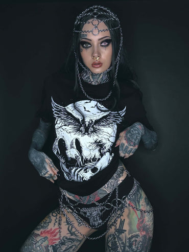 Schwarzes gothic t-shirt mit detailliertem weißen horror grafik eines eulenschädels mit ausgebreiteten flügeln crows shirt