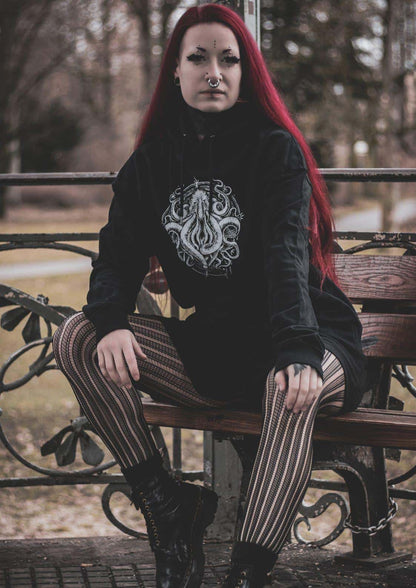 Schwarzer hoodie mit weißem, detailliertem cthulhu-oktopus-design im gothic-horror-stil