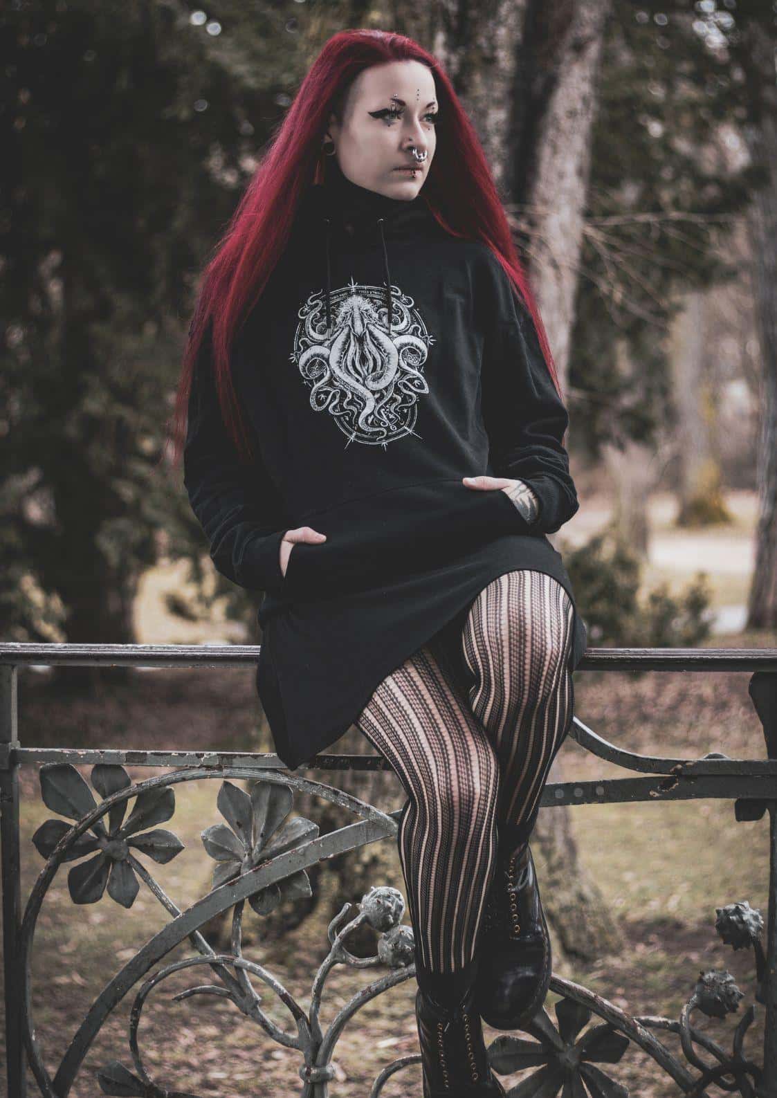 Schwarzer hoodie mit weißem besticktem cthulhu-oktopusdesign im gothic-horror-stil