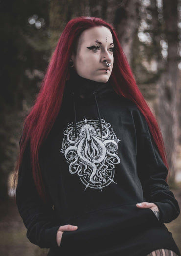 Schwarzer hoodie mit detaillierter weißer bestickter cthulhu krake passend für gothic und horror fans
