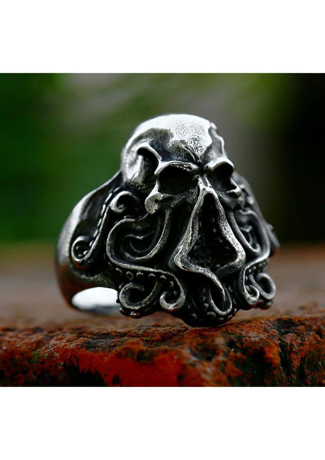 Dunkler cthulhu ring aus china edelstahl mit detailliertem silber schädel und tentakel design