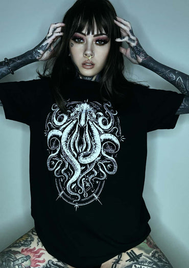Schwarzes gothic t-shirt mit weißem, detailliertem horror cthulhu-oktopus-motiv und dekorativen elementen