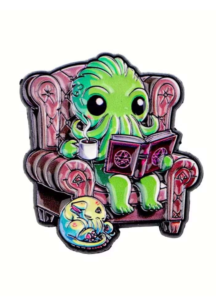 Ein lebhafter grüner cartoon-oktopus in rotem gewand sitzt im rosa sessel liest buch trinkt tasse pin mit gothic horror flair