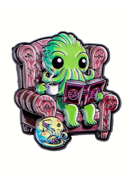 Ein lebhafter grüner cartoon-oktopus in rotem gewand sitzt im rosa sessel liest buch trinkt tasse pin mit gothic horror flair