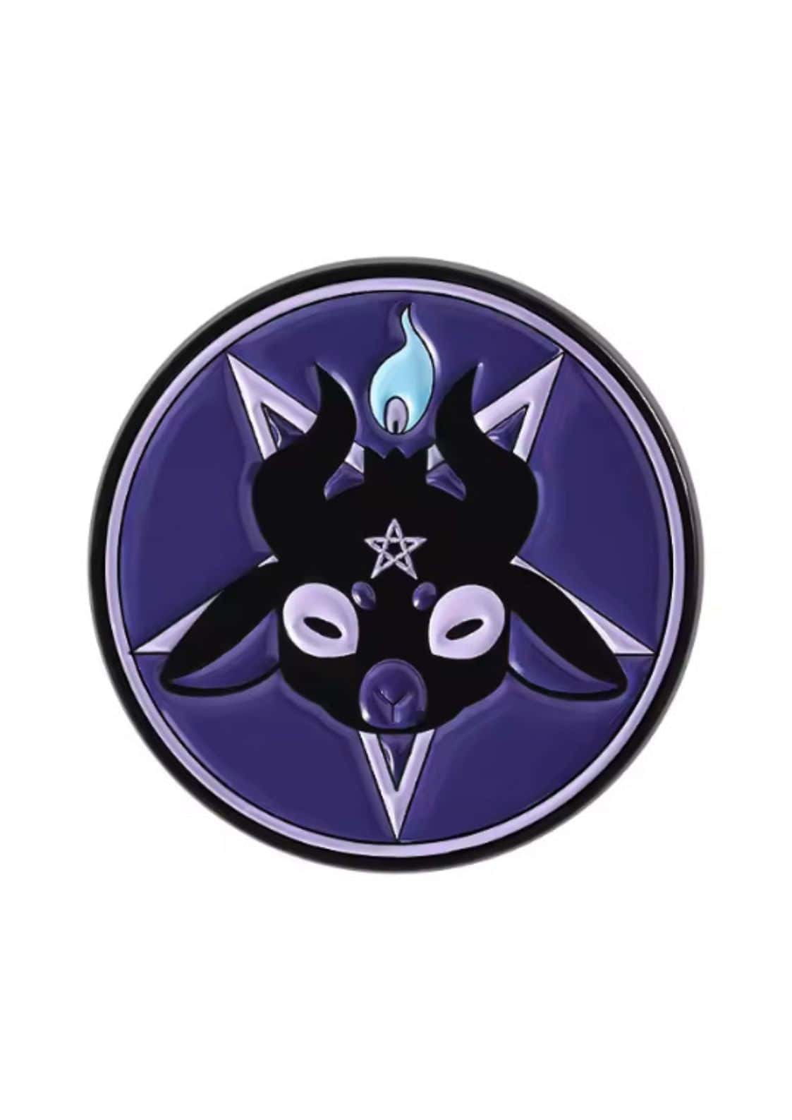 Lila Pentagramm-Anstecker mit schwarzem Ziegen-Design und Flammenakzent.