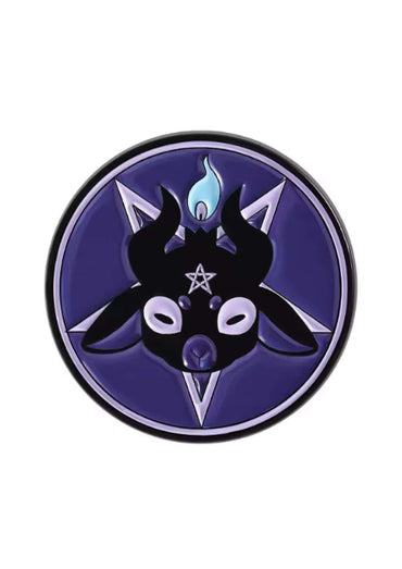 Lila pentagramm pin mit schwarzem ziegendesign und flammenakzent im gothic horror stil