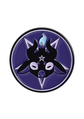 Lila Pentagramm-Anstecker mit schwarzem Ziegen-Design und Flammenakzent.