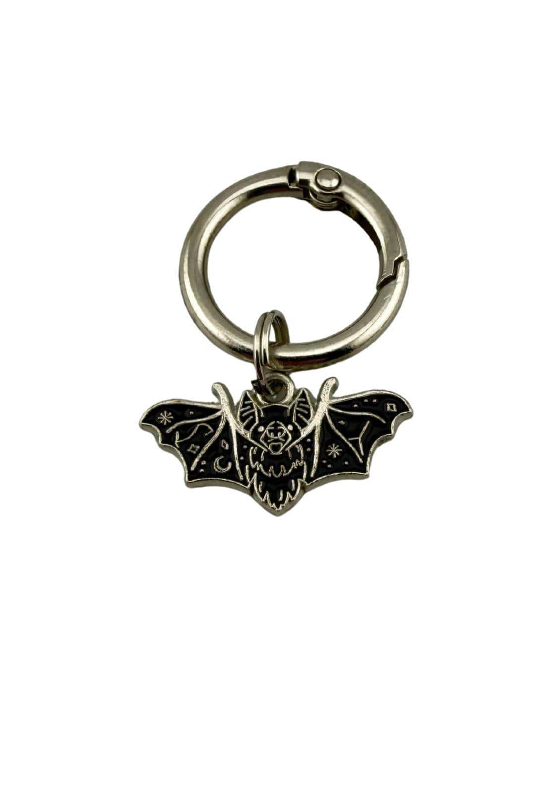 Silberner und schwarzer enamel cute bat schlüsselanhänger aus hochwertigem edelstahl mit detailreicher verzierung vielseitig einsetzbar