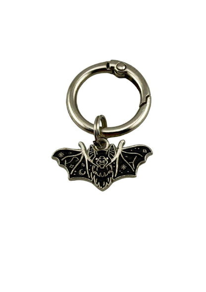 Silberner und schwarzer enamel cute bat schlüsselanhänger aus hochwertigem edelstahl mit detailreicher verzierung vielseitig einsetzbar