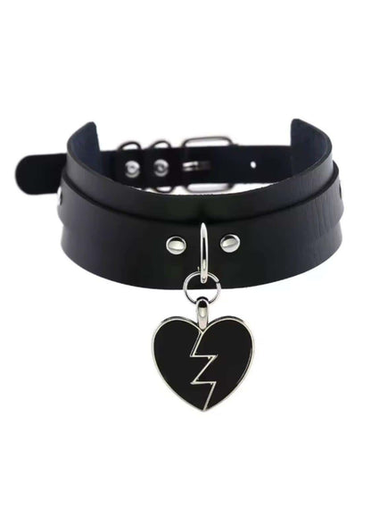 Schwarzes faux leder d ring lock choker mit silbernem gebrochenem herzanhänger spike slave choker