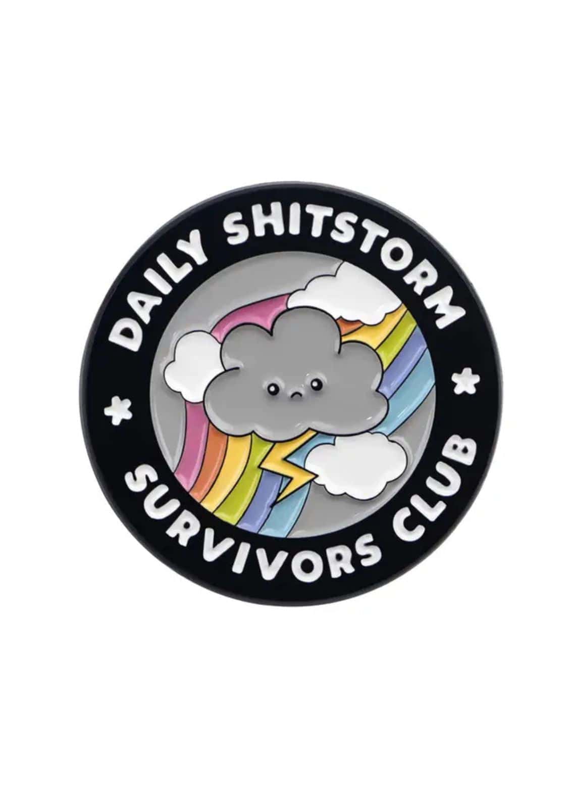 Schwarzer kreisförmiger Aufnäher mit weißem Text und buntem Wolkenmotiv mit Regenbogen, Blitz und lächelndem Gesicht.