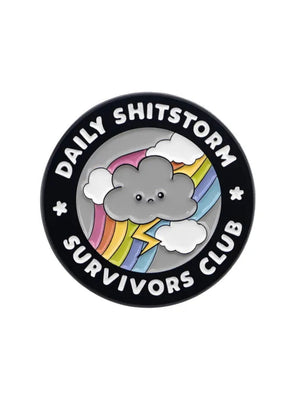 Schwarzer kreisförmiger Aufnäher mit weißem Text und buntem Wolkenmotiv mit Regenbogen, Blitz und lächelndem Gesicht.