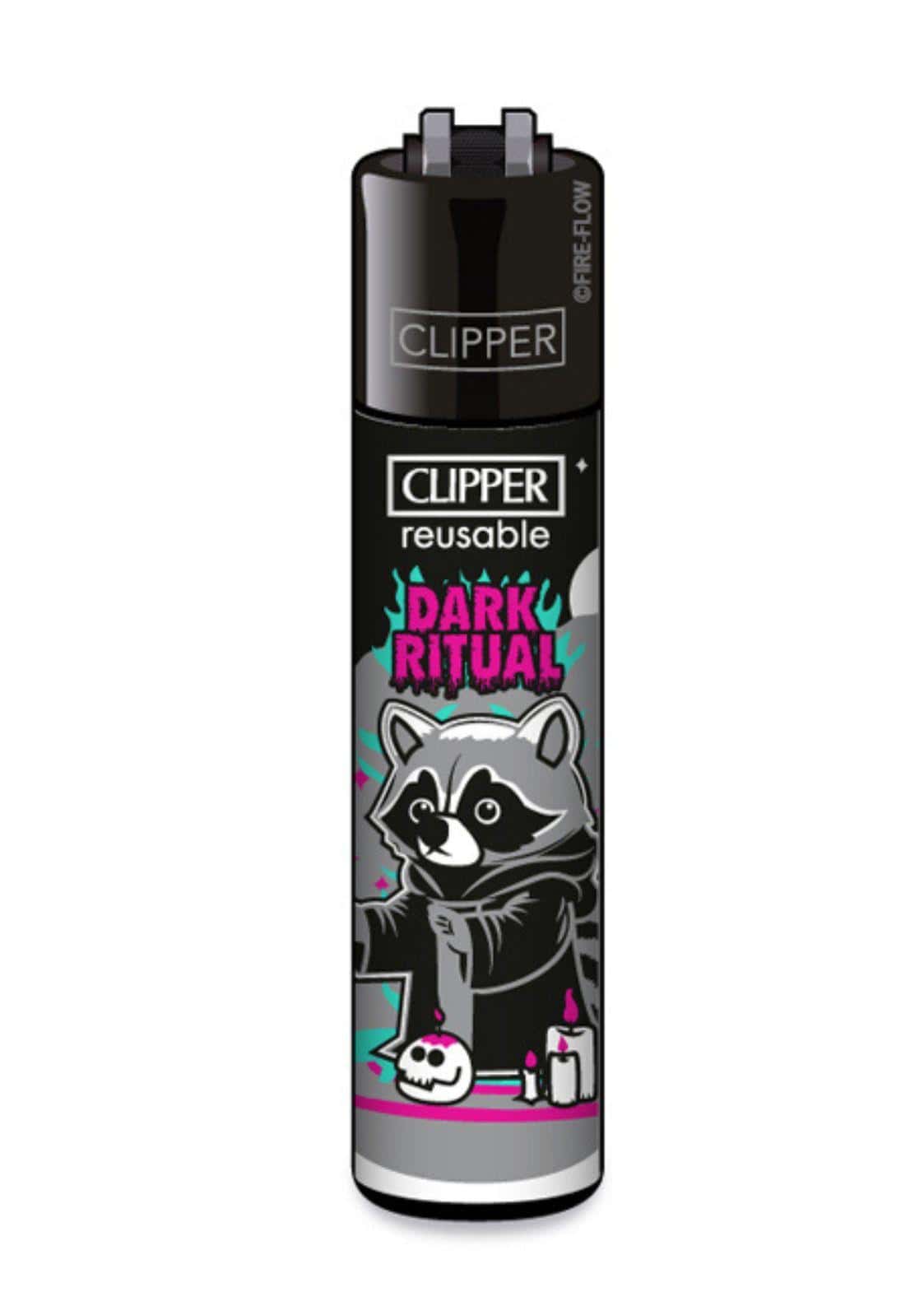 Schwarzer und silberner clipper nachfüllbarer feuerzeug mit dark ritual design und cartoon-waschbär in kapuzenrobe