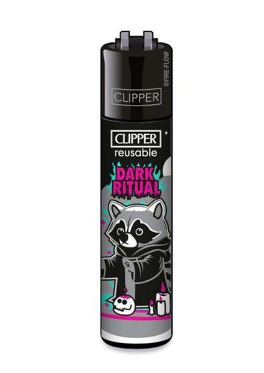 Schwarzer und silberner clipper nachfüllbarer feuerzeug mit dark ritual design und cartoon-waschbär in kapuzenrobe