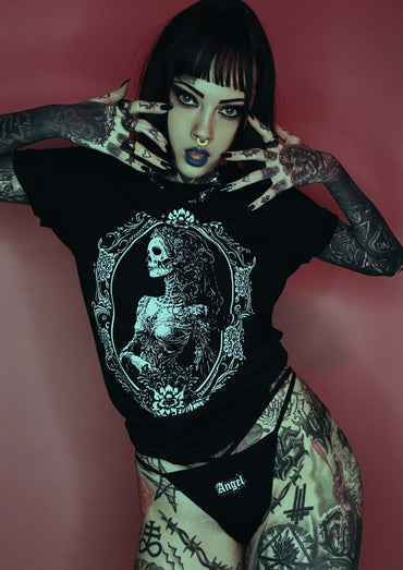 Black gothic t-shirt dead bride mit weißem ornamentalen schädel- und skelettdesign für horror fans